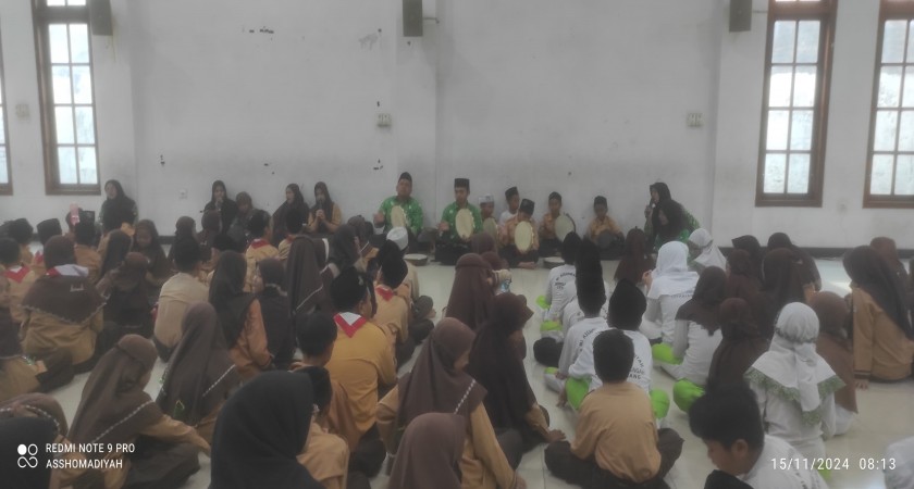 Jumat Religi MI Asshomadiyah Bersholawat
